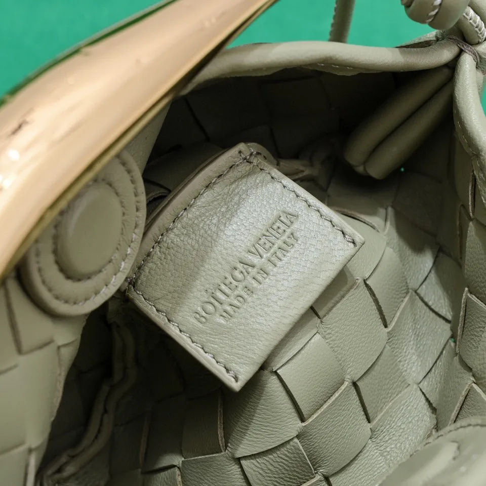 Batch of 1260 BV Mini Sardine is coming‼ ️Super high-end, stainless steel hardware + 24k real gold plating process, fish scales (concave and convex positions) are the finishing touch, the sardine bag that can be carried cross-body is completely beautiful to the heart. The metal element handle and weaving are perfectly combined to completely integrate the artistic sense and elegance and fashion. It is really like a work of art🏺The large size is elegant, the small size is exquisite and cute, a must-have item for fashionistas, and the details are perfectly reproduced. Style number: 6680# Size 20*12*2.5